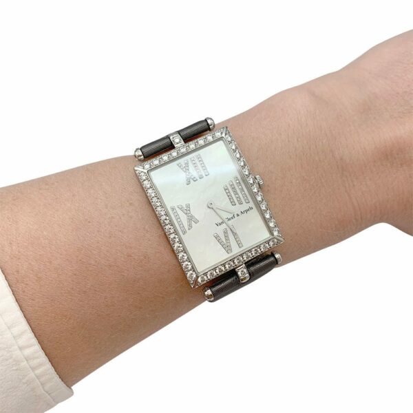 Montre Montre Van Cleef & Arpels, "Classique Arpels" en or blanc, diamants, nacre et satin. 58 Facettes 31451