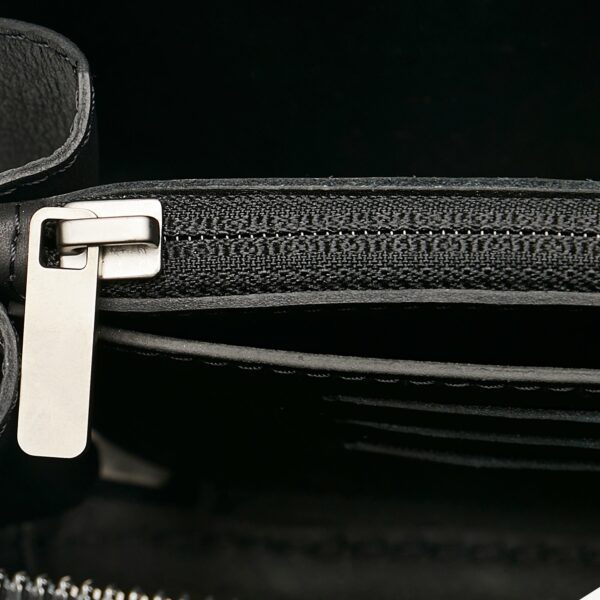 Black LV Taurillion Monogram Horizon Clutch Bag - Image 7