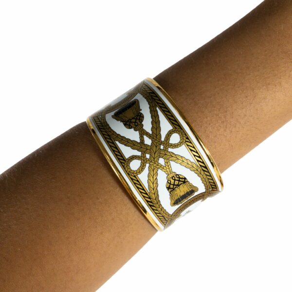 HM Extra-Wide Enamel Bangle White & Gold Printed - Image 2